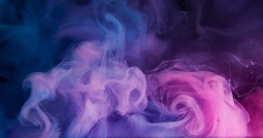 Renk karışımı buharı. Mürekkep lekesi dokusu. Odaklanmamış mavi pembe parıltı pigmenti dumanlı su sisi soyut arkaplan üzerine sanat bulutu sıçratıyor.