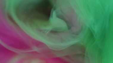 Boya karışımı. Buhar bulutu. Odaklanmamış yeşil pembe renk simleri soyut sanat arkaplanına yayılan parlak doğal dokuyu serpmektedir..