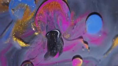 Işıldayan su sızdırıyor. Mürekkep sanatı. Bulanık mavi turuncu renkli parlak baloncuklar, soyut akrilik arka planda parlak yağ dokusu etrafında sıvı kabarcıklar oluşturur..