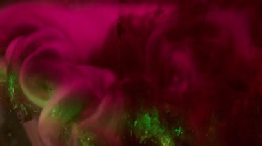 Işıltılı su sıçratma. Buhar dokusu. Odaklanmamış parlak pembe mor renk boya kırık ampul soyut koyu siyah buhar bokeh arkaplan üzerinde girdap.