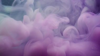 Mürekkep lekesi. Boya suyu sıçraması. Odaklanmamış mor renkli bulut parıltılı sıvı soyut akrilik sualtı sanat arka planına yayılıyor.