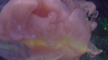 Buhar sıvısı. Mürekkep sıçraması. Odaklanmamış pembe yeşil renkli kıvrımlı gökkuşağı parıldayan sis soyut koyu renkli neon bokeh arkaplan üzerindeki ampulü kırdı.