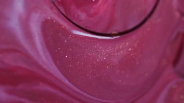 Boya sıvısı. Yağ kabarcıkları. Odaklanmamış kırmızı beyaz renk akrilik parlak su akışı soyut sanat arka planında yüzüyor..