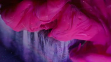 Mürekkep sızıntısı. Bulanık boya dalgası. Sanat küpüne dökülen pembe menekşe dumanı sıvısı. Renkli su parıldayan sis karışımı soyut arkaplan.