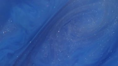 Parıldayan mürekkep. Mavi boya bulutu. Bulanık gümüş rengi ışıl ışıl parlıyor akrilik parlak sıvı soyut yaratıcı bokeh arkaplana yayılıyor..