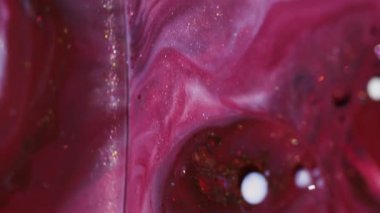 Parlak boya karışımı. Yağ dokusu. Odaklanmamış kırmızı mor renkli akrilik sıvı parlatıcı yuvarlak kabarcıklar soyut ve enerjik arka planda yüzer..