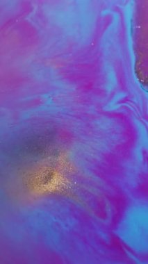 Dikey video. Odaklanmış boya sıçraması. Akrilik dalga. Bulanık mavi mor renkli parlak mermer pigmentler soyut yaratıcı arka planda yayılıyor..