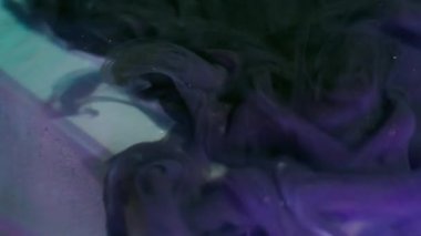 Mürekkep sızıntısı. Bulanık boya dalgası. Sanat küpüne dökülen parlak siyah duman sıvısı. Koyu renk su titreşimli karışım sis soyut arkaplan.