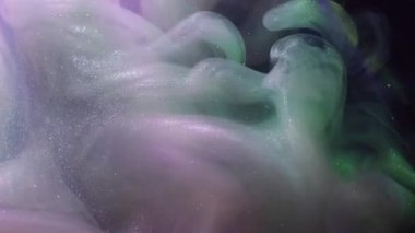 Parlak mürekkep karışımı. Boya sıçraması. Bulanık pembe renk parlak mor kıvrımlı bulut sıvısı soyut akrilik sanat arka planına yayılıyor.
