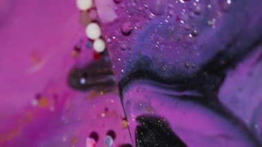 Canlı mürekkep dokusu. Köpük sıvısı. Odaklanmamış pembe mor renkli yuvarlak damlacık simli akrilik yağ sıvısı soyut sanat arka planında yüzüyor..