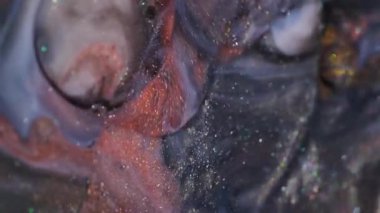 Mürekkep dalgası. Akrilik sim kabarcıkları. Odaklanmamış turuncu mor renk yağ akışı soyut sanat arka planında yüzen yuvarlak su dokusu.