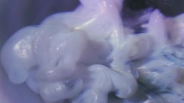 Buhar sıçraması. Bulanık duman. Siyah arka planda beyaz gümüş renkli mürekkep izi. Parlak gümüş rengi pigment sualtı sis karışımı soyut sızıntı.