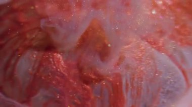 Mürekkep sızıntısı. Bulanık boya dalgası. Parlak turuncu kırmızı akrilik sıvı sanat küresinin üzerine dökülüyor. Renkli su titreşimli karışık soyut arkaplan.