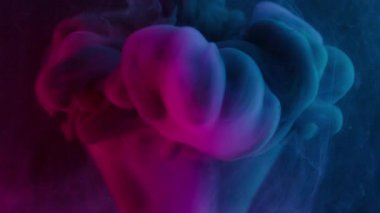 Mürekkep sisi. Kırık lamba. Odaklanmamış pembe neon rengi sıvı duman bulutunu soyut arkaplanda suya doldurur..