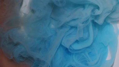 Boya sisi. Sis dalgası. Odaklanmamış mavi turuncu renkli sıvı simli bulut parçacıkları soyut beyaz sanat arka planına yayılan parlayan buhar..