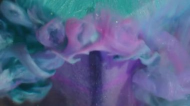 Mürekkep sızıntısı. Bulanık boya dalgası. Pırıl pırıl mor turkuaz duman, sanat küpüne dökülüyor. Renkli su titreşimli karışık soyut arkaplan.