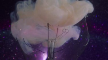 Mürekkep sisi. Kırık lamba. Odaklanmamış pembe neon rengi sıvı duman bulutunu soyut arkaplanda suya doldurur..