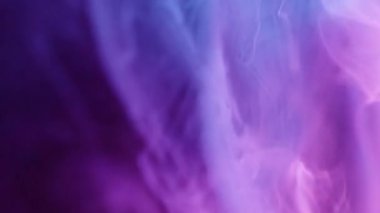 Floresan boyası. Dökül bakalım. Bulanık mavi mor renkli canlı dalga ışıltılı pigment akrilik sıçrama soyut yaratıcı arka planda.