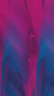 Dikey video. Boya dökülmüş. Neon arka plan. Yaratıcı akrilik soyutlama üzerine yayılan mor mavi renkli simli partiküller..