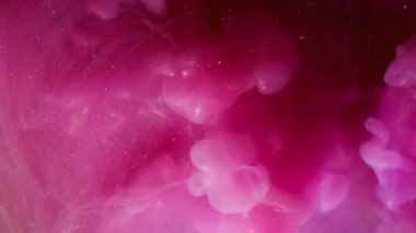 Su altı mürekkebi sıçraması. Boya akışı. Soyut duman sanat arkaplanına yayılan sönük pembe renkli parıltılı sıvı parlayan bulut.