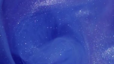 Köpüklü boya. Mavi parıltı sıçraması. Odaklanmamış mor renk parlak doku soyut bokeh arkaplan üzerine yayılan yaratıcı akrilik bulut.