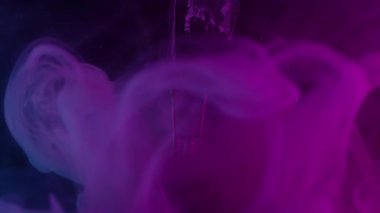 Sis dokusu. Mürekkep arkaplanı. Odaklanmamış mor neon rengi su ampulü çatlatmış girdap şeklinde sis akrilik soyutlamaya yayılmış..