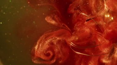 Köpüklü buhar dağıldı. Gece ışığı parlıyor. Kırık camda turuncu kırmızı sıvı mürekkep damlası. Çelenk dumanı bokeh alevi renk soyut arkaplan.