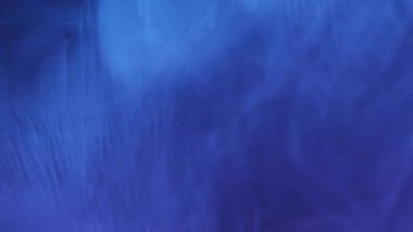 Buhar sıvısı. Duman bulutu. Bulanık mavi neon boya akrilik sualtı dokusunu soyut sanat arka planına yayıyor..