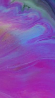 Dikey video. Görünmez mürekkep karışımı. Parlak sıvı. Odaklanmamış altın mavisi mor renkli ışıl ışıl parçacıklar soyut akrilik sanat arka planına dökülüyor..