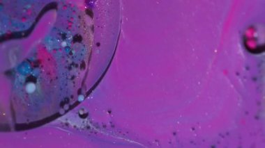 Parlak boya sıvısı. Kabarcık arkaplan. Odaklanmamış mor mavi renk parlak su yağ dokusu sanatın parlak soyutlamasına akıyor..