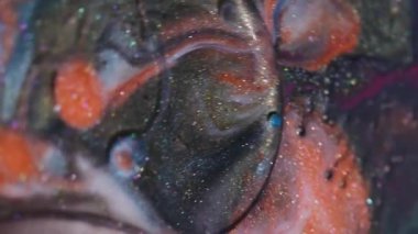 Parıldayan mürekkep. Canlı kabarcıklar. Odaklanmamış turuncu, kırmızı, yağlı su soyut akrilik sanat arka planında yüzüyor..