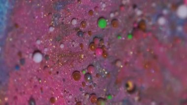 Parlak boya karışımı. Yağ dokusu. Odaklanmamış pembe mavi renk akrilik sıvı parlatıcı yuvarlak kabarcıklar soyut, canlı arka planda yüzer..