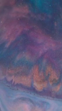 Dikey video. Bulanık renkli sıçrama. Akrilik dalga. Odaklanmamış turuncu mor parlak pigmentler soyut yaratıcı arka planda yayılıyor..