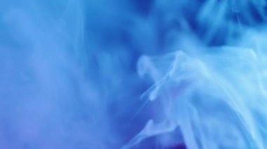 Sıvı duman. Neon boya çağlayanı. Odaklanmamış mavi renkli cam dumanı deseni soyut sualtı arka planına sıçramış..