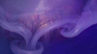 Mürekkep karışımı. Odaklanmamış döküm. Işıldayan menekşe mavisi akrilik boya sanat küresinin üzerine dökülüyor. Renk sıvısı harmanlama akışı soyut arkaplan.