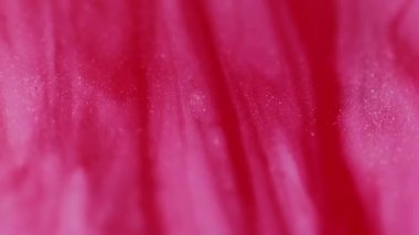 Mürekkep döküldü. Renkli su. Odaklanmamış pembe parıltılı ışıltılı emülsiyon akışı soyut yaratıcı sanat eserlerinde ıslak kimyasal akışkan damlalar..