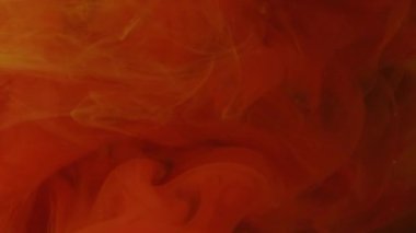 Dönen sis. Buhar arka planı. Sıvı su kimyasal sıvısındaki çözünmüş sarı pembe boya sanat eseri soyutlamasına yayılıyor..