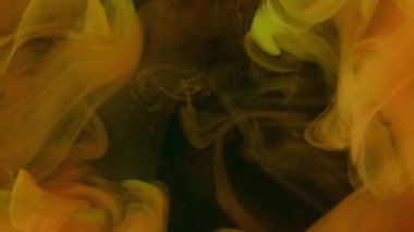 Sis dokusu. Duman suyu. Odaklanmamış turuncu renkli dumanlı duman boyalı ıslak sis soyut koyu siyah sanat arka planında büyüyor..