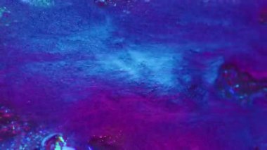 Floresan boyası. Renkli sıvı. Soyut yaratıcı akrilik ışık arkaplanı üzerinde yüzen mavi mor neon su kimyasal sim dokusu.