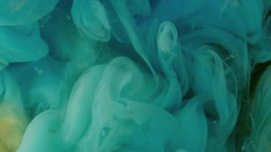 Dönen sis. Bulut mürekkebi. Bulanık mavi neon rengi ruhani buhar sıvı kimyasal egzoz koyu siyah sanat soyutlamasında yükseliyor..