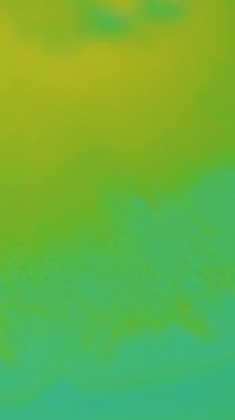 Dikey video. Karışık sıvı. Akan boya. Bulanık sarı renk sıvı kimyasal pürüzsüz nem suyu soyut sanat arka planında yüzüyor..