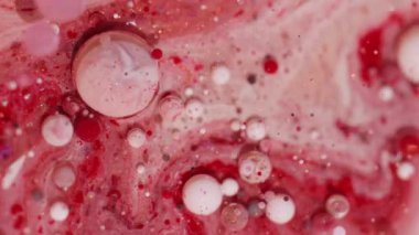 Mürekkep karışımı. Boya sanatı. Soyut bokeh akrilik arkaplan üzerine yayılan sönük kırmızı pembe renkli ıslak kabarcık parlatıcı sıvısı.