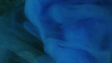 Dönen sis. Akan boya. Odaklanmamış mavi neon dumanı ruhani sis suyu soyut sanat arka planına kimyasal sıvı sıçratıyor..