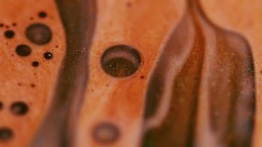 Yağ damlası. Sıvı doku. Bulanık kırmızı bronz renkli su boyası soyut sanat eserlerinin yaratıcı arka planında parlak kimyasal mermer lekeler..