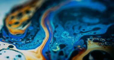 Suyu boya. Renk sıvısı. Odaklanmamış turuncu mor akrilik kabarcıklar kimyasal yuvarlak yakıt damlacıkları soyut sanat arka planında dalgalanıyor.