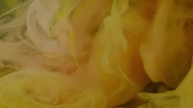 Akrilik mürekkep. Sıçrama sanatı. Soyut koyu siyah arka planda büyüyen pembemsi sarı renkli su kimyasal akış sıvısı..