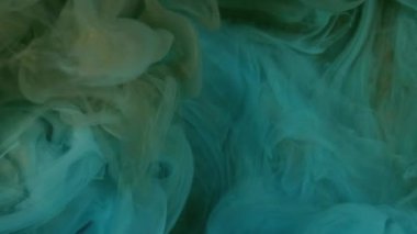 Su altı dumanı. Soyut sis. Odaklanmamış mavi bronz boya suyun içinde ruhani duman sıvısı koyu siyah sanat arka planında yükseliyor..