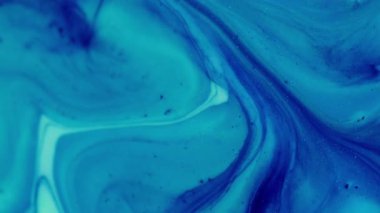 Dalgalanma emülsiyonu. Akrilik pigment. Soyut yaratıcı sanat arka planında yüzen mavi renkli mürekkep parçacıkları..