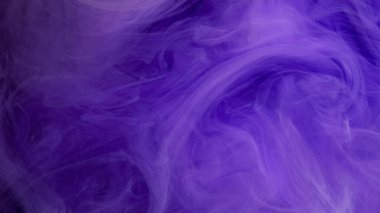 Renk karışımı duman. Su mürekkebi sisi. Mor mavi parlayan damlacık duman duman sıvı bulut sıçrama pigment sızıntısı sis soyut odaklanmış arka plan.