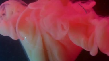 Sis karışımı. Kırık ampul. Odaklanmamış pembe neon rengi boya sıvısı soyut sanat arka planında yayılan cam kırıkları..